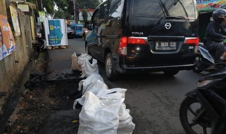 Jalan Salihara macet akibat proyek galian PLN.