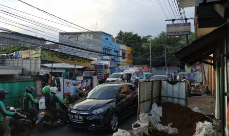 Jalan Salihara macet akibat proyek galian PLN.