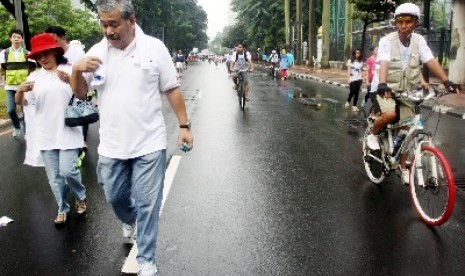 Jalan sehat bisa membantu meningkatkan kebugaran dan menurunkan berat badan.