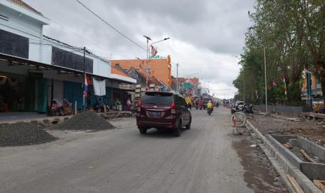 Jalan Sukarno Hatta Kebumen tengah dilakukan penataan. 