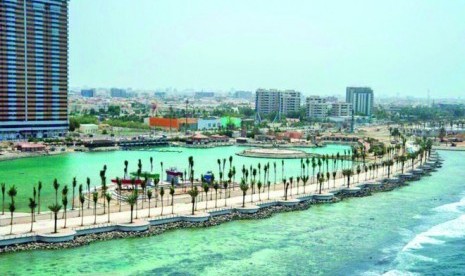 Jalan tepi Laut Merah (corniche) di Jeddah, Arab Saudi.