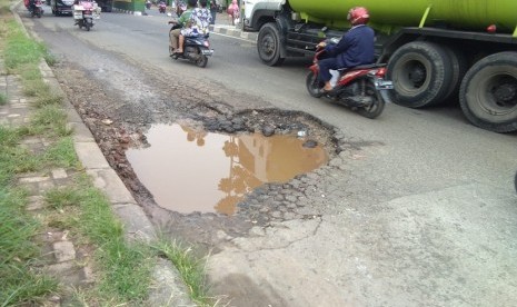 Jalan Terusan I Gusti Ngurah Rai, Bekasi berlubang dan rusak