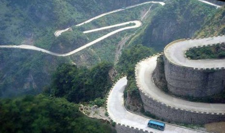 Sebanyak empat pengunjung Gunung Tianmen, Kota Zhangjiajie, Provinsi Hunan melakukan bunuh diri secara bersama-sama. 