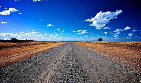 Jalan tidak beraspal di dekat McKinlay, Queensland. 