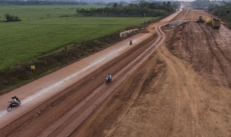 Jalan Tol Batang-Semarang tampak sedang dalam pengerjaan di Gringsing, Batang, Jawa Tengah (ilustrasi).