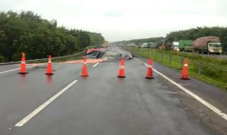 Kondisi ruas jalan Tol Cipali yang ambles.