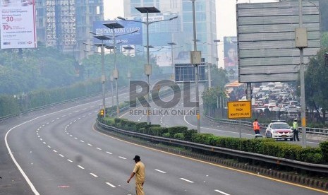   Jalan Tol dalam kota sepi dari pengguna jalan akibat aksi unjuk rasa di depan gedung Parlemen, Jakarta, Jumat (14/12).   (Republika/ Tahta Aidilla)