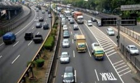 Jalan tol/ilustrasi. Tarif Tol Surabaya-Gresik, Jawa Timur sepanjang 20,73 km yang dikelola oleh PT Margabumi Matraraya akan naik per 3 Januari 2022.