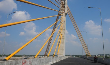 Jalan tol Solo-Kertosono (Soker) di Ngemplak, Boyolali, Jawa Tengah, Selasa (6/6). Jalan tol Soker akan difungsikan sebagai jalur alternatif pemecah arus mudik lebaran 2017 pada H-10, dengan membuka dua pintu masuk tol di Ngasem dan Klodran, Karanganyar, serta pintu keluar tol di Pungkruk, Sragen. 