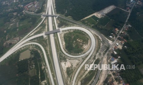 Jalan Tol Trans Sumatera. Foto udara jalan tol Trans Sumatera sesi ruas Bakauheni-Terbanggi Besar yang telah diresmikan oleh Presiden Joko Widodo di Lampung, Sabtu (9/3/2019). 