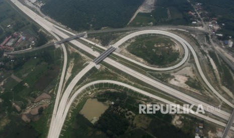 Jalan Tol Trans-Sumatra. Foto udara jalan Tol Trans-Sumatra sesi ruas Bakauheni-Terbanggi Besar yang telah diresmikan oleh Presiden Joko Widodo di Lampung, Sabtu (9/3/).