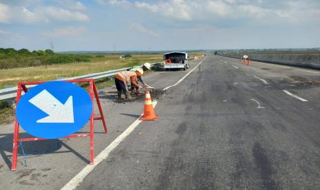 Jalan Tol Trans-Sumatra ruas Terbanggi Besar - Pematang Panggang - Kayuagung rusak dan bergelombang, saat sedang diperbaiki, Rabu (18/8). 