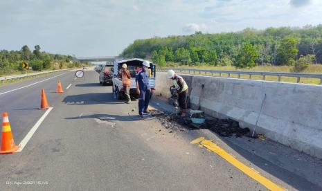 Jalan Tol Trans Sumatra ruas Terbanggi Besar - Pematang Panggang - Kayuagung rusak dan bergelombang, saat sedang diperbaiki (ilustrasi). Menteri Pekerjaan Umum dan Perumahan Rakyat (PUPR) Basuki Hadimuljono memastikan Jalan Tol Trans Sumatera (JTTS) ruas Bakauheni-Terbanggibesar (Bakter) dan Terbanggibesar-Pematang Panggang-Kayu Agung (Terpeka) sudah siap dilalui pemudik Lebaran 1443 Hijrah.