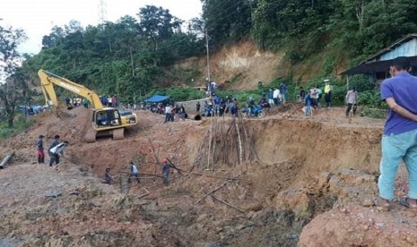 Jalan Trans Sulawesi di Kelurahan Rawua, Konawe, Sulawesi Tenggara, masih terputus semenjak akhir pekan lalu. Akibatnya, jalur transportasi kendaraan roda empat Konawe-Kendari lumpuh total.