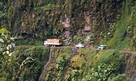  jalan Yungas yang berada di Bolivia adalah salah satu jalan paling berbahaya di dunia. 