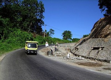 Jalan lintas Sumatera (Jalinsum) ruas Lahat – Tebing Tinggi di Provinsi Sumatera Selatan (Sumsel) sepanjang 75 km yang sejak delapan tahun terakhir rusak parah dan harus ditempuh dalam waktu 3,5 – 4 jam, sejak Mei 2009 kembali mulus kini hanya butuh waktu 