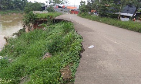 Jalanan ambles pinggir Kali Bekasi di Jalan Raya Cipendawa, Bojong Menteng tak kunjung diperbaiki oleh Pemerintah Kota Bekasi. Berdasarkan penuturan warga sekitar, jalan amblas tersebut terjadi pada tahun lalu.