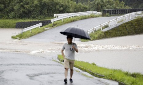 Jalanan banjir tampak saat hujan lebat. Hujan lebat yang belum pernah terjadi sebelumnya menghantam pulau selatan Kyushu, Jepang. Ilustrasi.