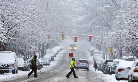 Jalanan bersalju di Jalan Cambridge, Boston, Massachusetts, AS. 