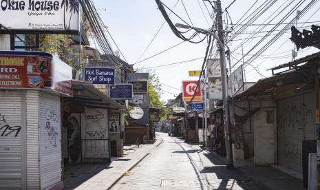 Jalanan di area turis yang biasanya ramai di Kuta, Bali, kini sepi. Pandemi yang menyebabkan kunjungan turis ke Bali menurun drastis membuat pemilik toko memilih tidak berjualan. Jelang libur akhir tahun, pemerintah menerapkan langkah ketat agar turis bisa berwisata dengan aman dan tidak menyebabkan kenaikan kasus Covid-19. 