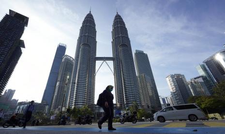 Jalanan di depan bangunan mal Suria KLCC dan Petronas Tower di Kuala Lumpur, Malaysia, tampak sepi. KKM mengisolasi penghuni apartemen Menara City One Kuala Lumpur hingga 13 April karena ditemukan positif Covid-19. Ilustrasi.