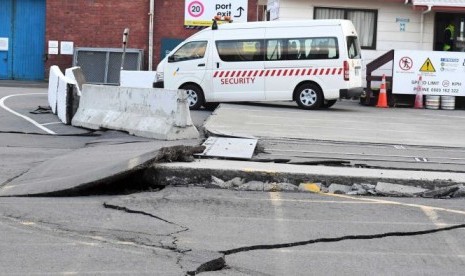  Jalanan di Wellington alami kerusakan setelah gempa menerjang pada Senin dini hari (14/11) di pulau selatan Selandia Baru.  