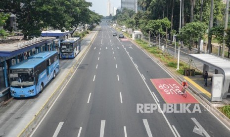  Jalanan Jakarta Lengang.Suasana jalana protokol yang sepi di Jakarta Pusat, Jum’at (7/6).