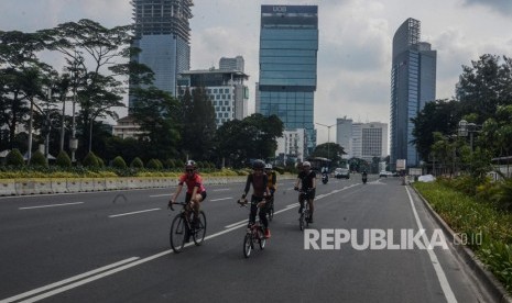 Jalanan Jakarta Lengang warga berswa foto. Sejumlah warga berolahraga di  Jakarta Pusat, Jum’at (7/6).