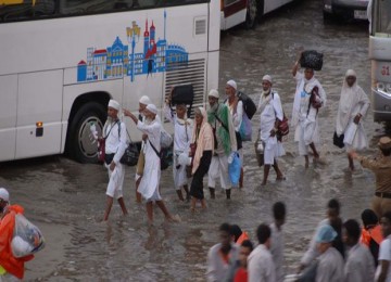 Jalanan di Makkah terendam banjir usai hujan deras