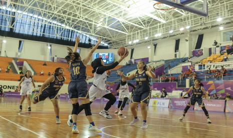 Jalannya laga cabang olahraga basket putri antara Jawa Tengah melawan Jawa Barat di Mimika Sport Complex. Selasa (05/10).