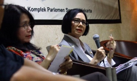 Jaleswari Pramodhani bersama Poppy Susanti Dharsono (dari kiri)