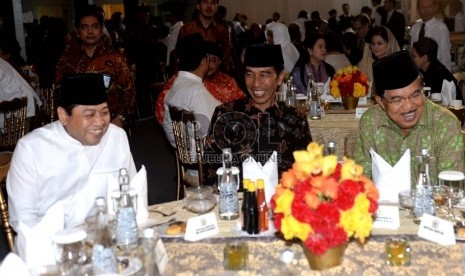  (dari kiri) Ketua DPR RI Setya Novanto, Presiden RI Joko Widodo, dan Wakil Presiden Jusuf Kalla saat buka puasa bersama di kediaman dinas Ketua DPR, Jalan Widya Chandra, Jakarta Selatan, Selasa (23/6).  (Republika/WIhdan)