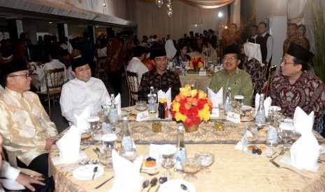 Jalin Silaturahim dengan Buka Puasa. (dari kiri) Ketua MPR Zulkifli Hasan, Ketua DPR RI Setya Novanto, Presiden RI Joko Widodo, Wakil Presiden Jusuf Kalla, dan Ketua DPD RI Irman Gusman saat buka puasa bersama di kediaman dinas Ketua DPR, Jalan Widya Chand