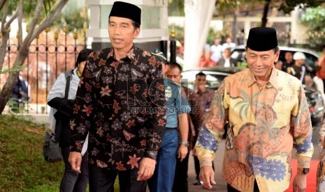 Jalin Silaturahim dengan Buka Puasa. (dari kiri) Presiden RI Joko Widodo dan Ketua Umum DPP Partai Hati Nurani Rakyat Wiranto datang bersamaan saat buka puasa bersama di kediaman dinas Ketua DPR, Jalan Widya Chandra, Jakarta Selatan, Selasa (23/6).