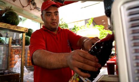 Jallab adalah minuman tradisional Lebanon yang sebagian besar dibuat dengan mengencerkan air mawar dan sirup kurma dan diberi es, pinus kacang-kacangan, dan kismis. Pelanggan Selalu Kembali untuk Sebotol Minuman Ramadhan Jallab