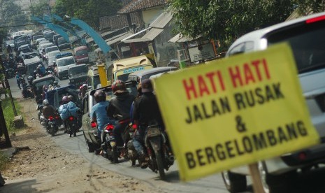  Jalur Alternatif Selatan Macet. Ratusan kendaraan menuju arah Jawa Tengah terjebak kemacetan di jalur alternatif Selatan, Panjalu, Ciamis, Jawa Barat, Senin (20/7).