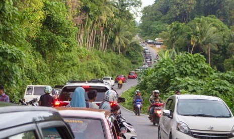 Jalur baru yang menghubungkan pusat Kota Padang dengan Pantai Air Manis menjadi favorit wisatawan. Diprediksi ada 15 ribu wisatawan yang berkunjung ke pantai yang terkenal dengan Batu Malin Kundang tersebut di hari kedua Lebaran.