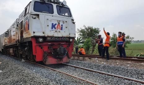 Jalur hilir kereta api (KA) antara Stasiun Kedunggedeh - Stasiun Lemahabang, Kab Bekasi, sudah dapat dilewati oleh semua kereta api setelah sebelumnya tergerus banjir.  