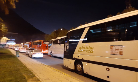 Jalur ke arah terowongan Jamarat dipadati oleh bus-bus pengangkut jamah haji yang ingin melaksanakan ibadah sunah tarwiyah di Mina, Jumat (9/8) dini hari. 