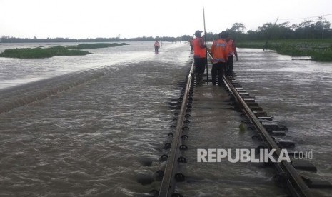 Jalur kereta api di KM 155 + 4/9 lintas Brebes-Tegal, terendam banjir, Senin (12/2). 