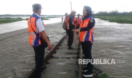 Jalur kereta api terendam banjir. 