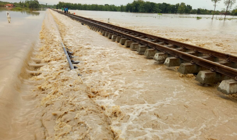 Jalur kereta api (KA) di KM 252+5/7 antara Stasiun Ketanggungan – Ciledug, Kabupaten Cirebon, terendam banjir luapan sungai Cisanggarung, Jumat (23/2) sekitar pukul 00.13 WIB. Akibatnya, jalur tersebut tidak bisa dilalui KA sehingga mengganggu perjalanan KA.