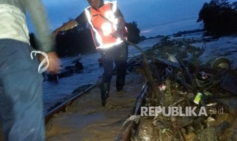 Jalur kereta api (KA) di KM 252+5/7 antara Stasiun Ketanggungan – Ciledug, Kabupaten Cirebon, terendam banjir luapan sungai Cisanggarung, Jumat (23/2) sekitar pukul 00.13 WIB. Akibatnya, jalur tersebut tidak bisa dilalui KA sehingga mengganggu perjalanan KA.