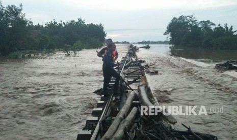 Jalur kereta api (KA) di KM 252+5/7 antara Stasiun Ketanggungan – Ciledug, Kabupaten Cirebon, terendam banjir luapan sungai Cisanggarung, Jumat (23/2) sekitar pukul 00.13 WIB. Akibatnya, jalur tersebut tidak bisa dilalui KA sehingga mengganggu perjalanan KA.