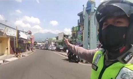 Jalur lalu lintas di simpang tiga Karangploso sudah dinormalkan kembali. Tidak ada pengalihan arus seperti yang diberlakukan Polres Batu beberapa waktu sebelumnya. 