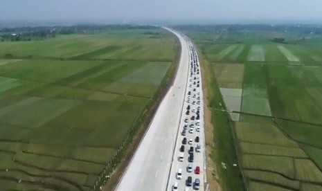 Jalur lalu lintas di tol fungsional Pejagan-Pemalang  sudah mengalami antrean panjang.