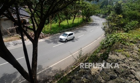 Jalur Lingkar Nagreg: Kendaraan melintas di kawasan ruas jalan Lingkar Nagreg, Kabupaten Bandung, Jabar, Rabu (15/6)