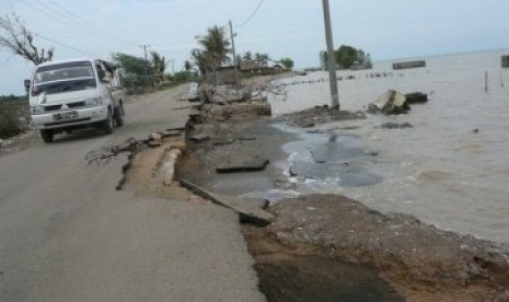 Jalur lintas barat Sumatera yang berbahaya akibat abrasi pantai