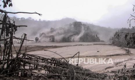 Jalur material awan panas letusan Gunung Semeru tertutup abu vulkanis di Sumber Wuluh, Lumajang, Jawa Timur, Ahad (5/12/2021). Dampak letusan Gunung Semeru menyebabkan sejumlah jalan penghubung jalur Lumajang-Malang tersebut tertutup dan jembatan putus.