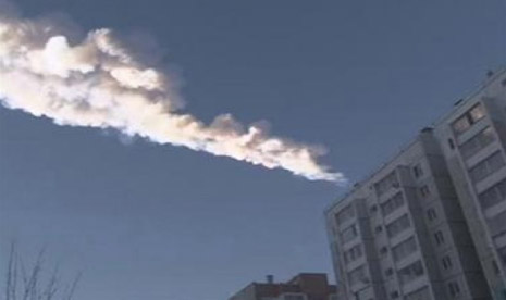 Jalur Meteorit yang jatuh di Celyabinsk, Rusia, dari gambar video yang diambil pada 15 Februari 2013.